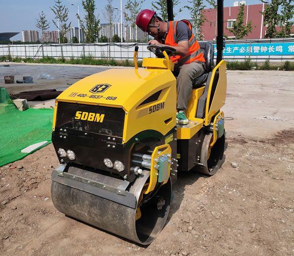 奔馬1.5噸小型壓路機(jī)壓實土方案例