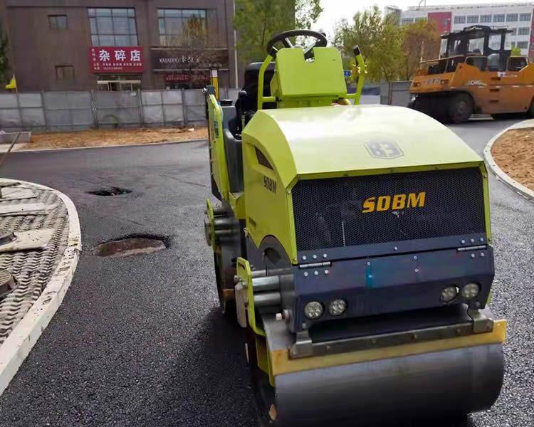 奔馬2.5噸小型壓路機(jī)壓實瀝青