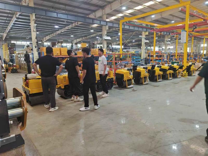8月17日，國(guó)內(nèi)客戶來(lái)我廠參觀考察奔馬小型壓路機(jī)