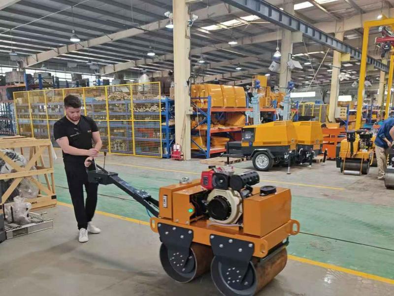國(guó)外客戶來(lái)我廠參觀考察小型壓路機(jī)、移動(dòng)照明車等產(chǎn)品