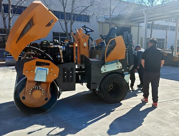 3月18日，哈薩克斯坦客戶來廠體驗(yàn)考察5噸膠輪壓路機(jī)