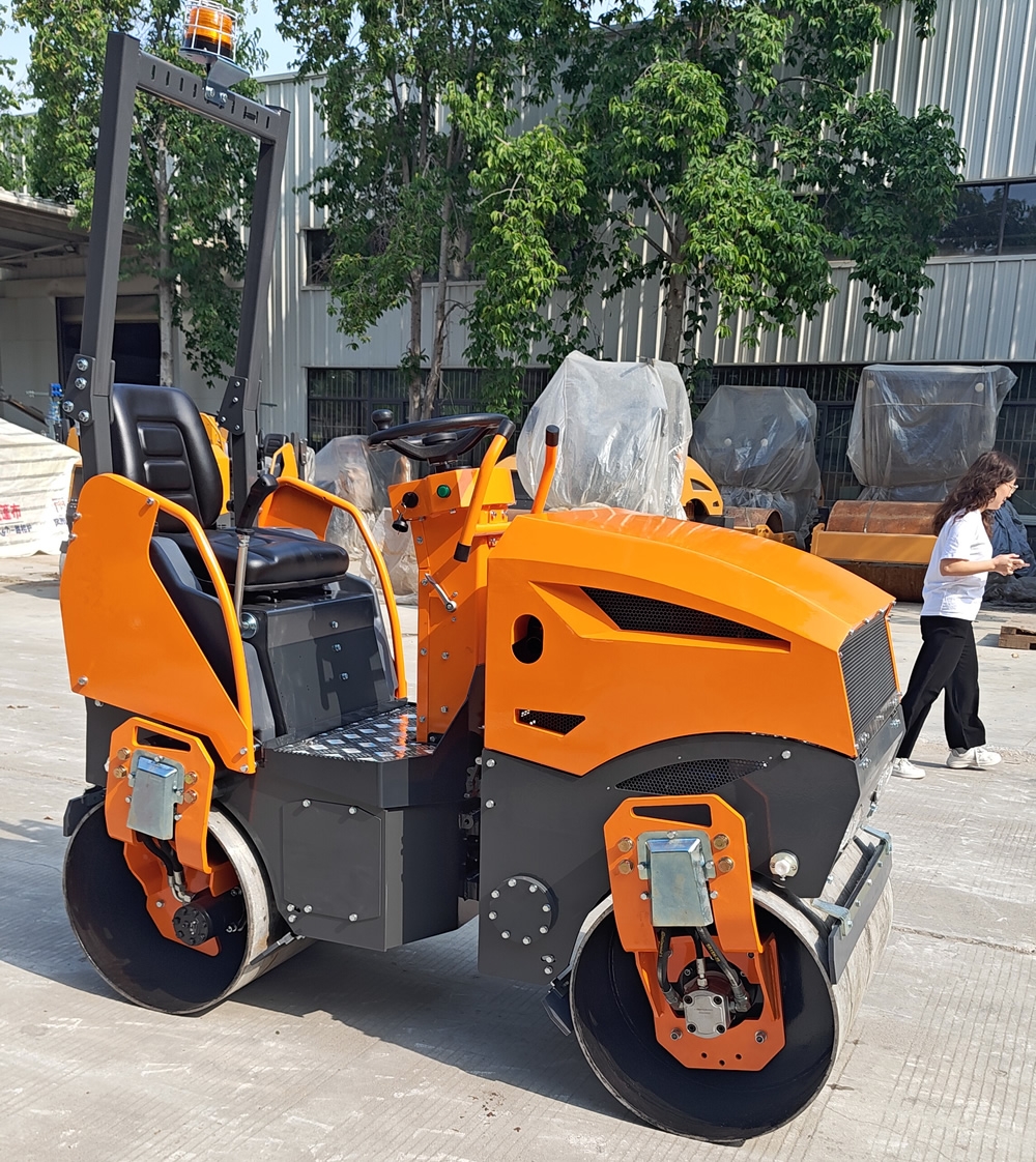 新款1.5噸小型座駕式壓路機BM1500